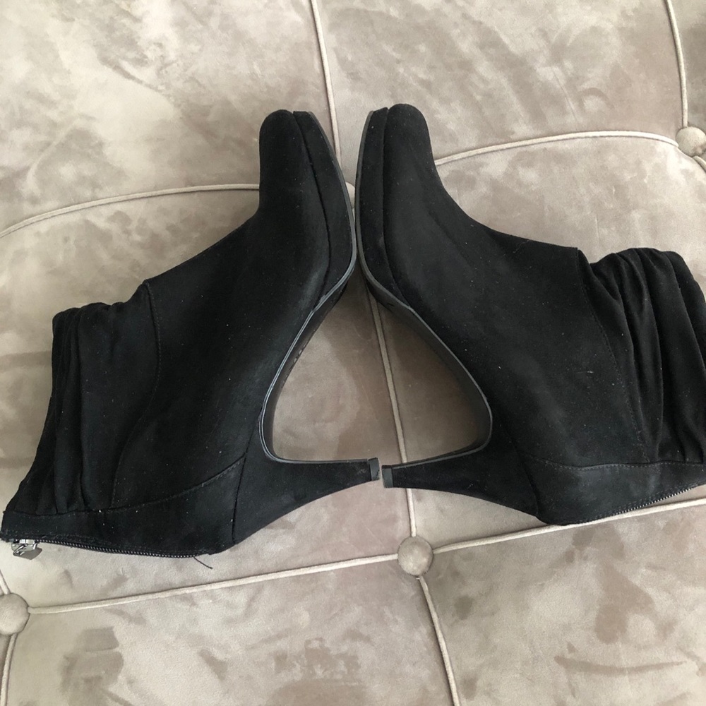Bandolino suede black bootie boots.
